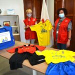 Asociacion Las Palmas dona equipacion