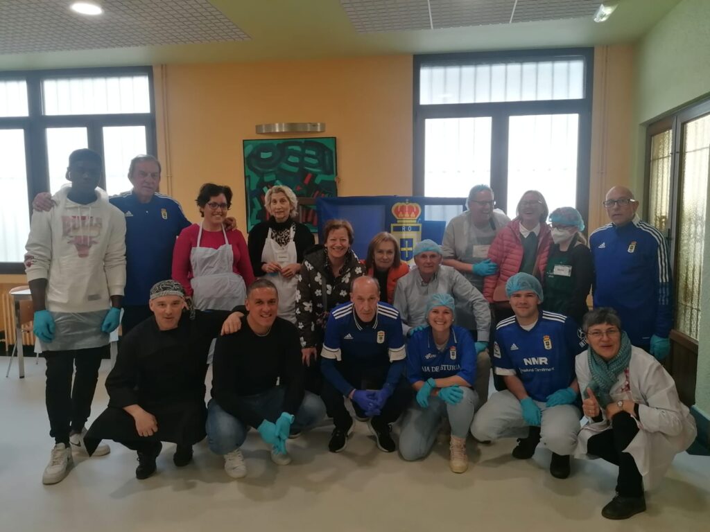 Veteranos del Oviedo colaboran con la Cocina económica de la capital del Principado