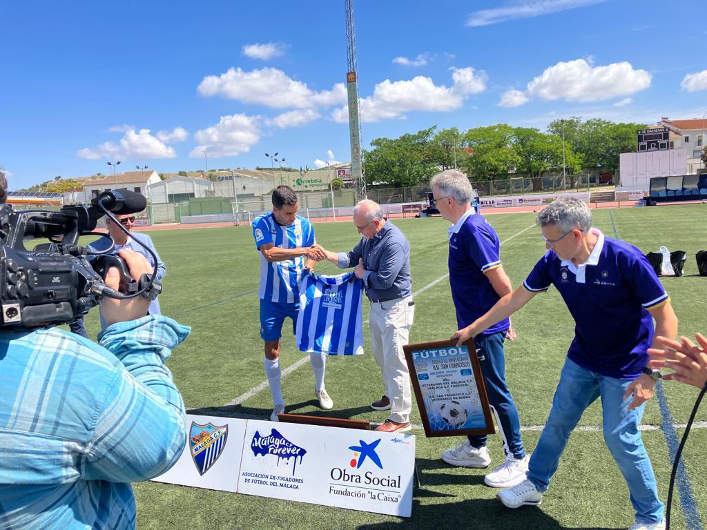 Malaga CF Forever y Baena homenajean a Antonio Tapia en el 50ª aniversario de la UD San Francisco CF