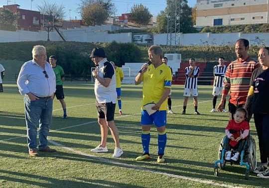 Veteranos del Cádiz CF y de la Balona  iluminan la sonrisa de Marta en Chiclana