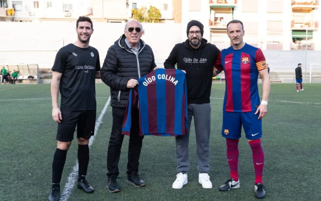 Agrupación de Jugadores del FC Barcelona y de la Asociación de Veteranos del RCD Espanyol se vuelven a unir en el campo a favor de la ONG Oído Colina