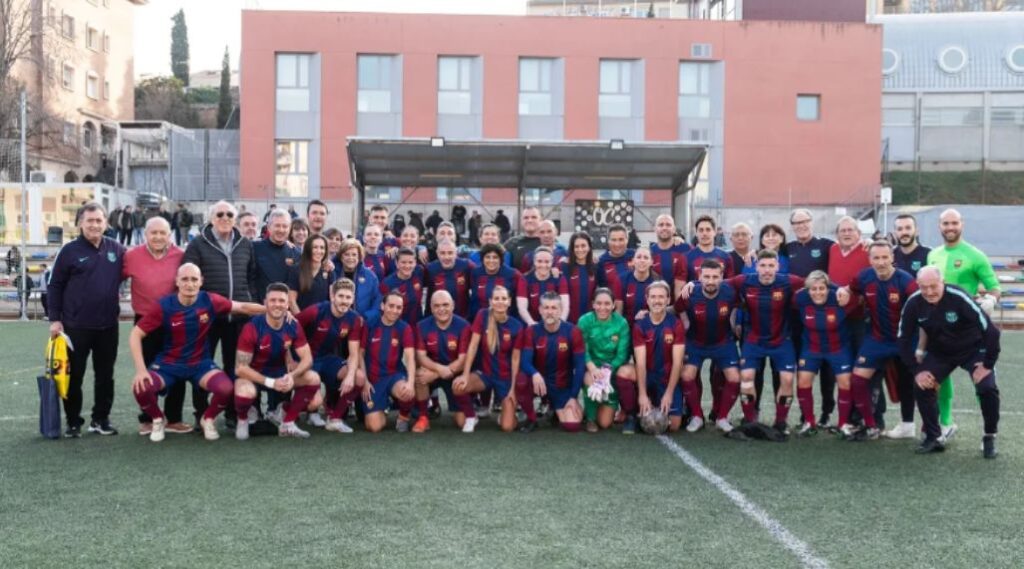 Agrupación de Jugadores del FC Barcelona y de la Asociación de Veteranos del RCD Espanyol se vuelven a unir en el campo a favor de la ONG Oído Colina