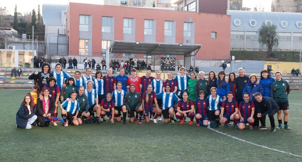Agrupación de Jugadores del FC Barcelona y de la Asociación de Veteranos del RCD Espanyol se vuelven a unir en el campo a favor de la ONG Oído Colina