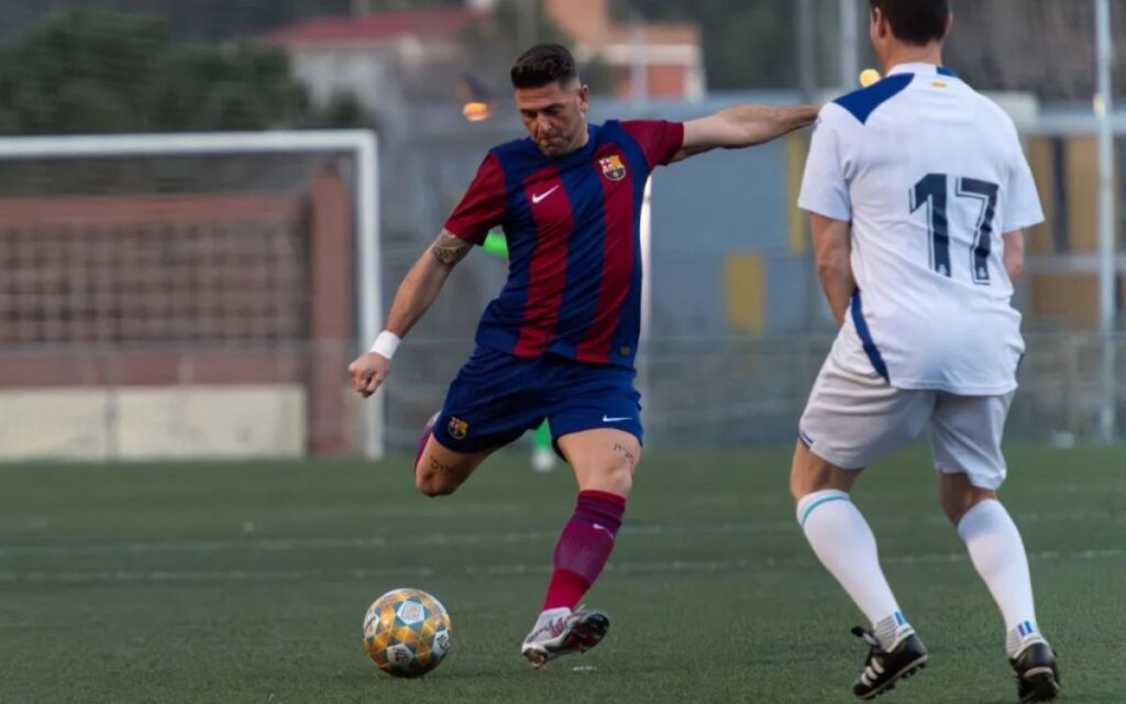 Agrupación de Jugadores del FC Barcelona y de la Asociación de Veteranos del RCD Espanyol se vuelven a unir en el campo a favor de la ONG Oído Colina