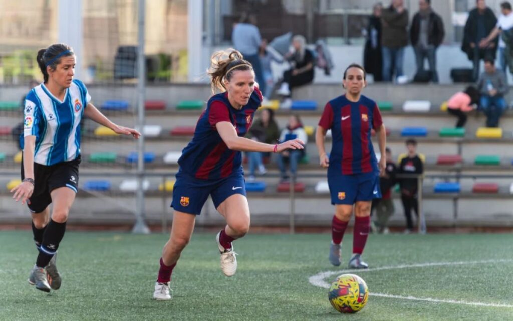 Agrupación de Jugadores del FC Barcelona y de la Asociación de Veteranos del RCD Espanyol se vuelven a unir en el campo a favor de la ONG Oído Colina