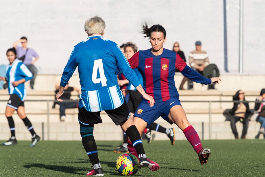 Agrupación de Jugadores del FC Barcelona y de la Asociación de Veteranos del RCD Espanyol se vuelven a unir en el campo a favor de la ONG Oído Colina