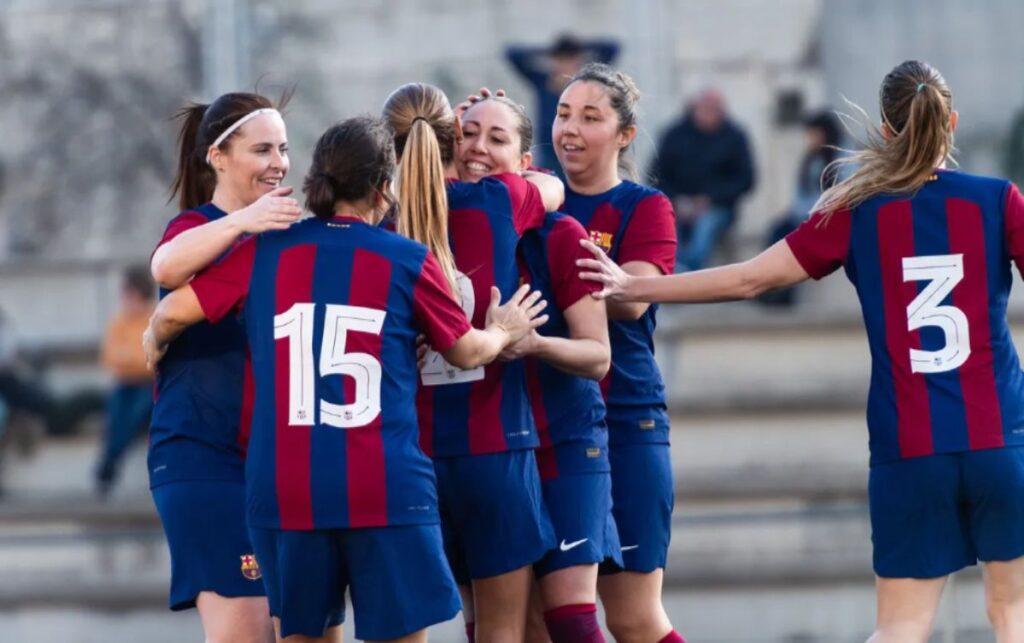 Agrupación de Jugadores del FC Barcelona y de la Asociación de Veteranos del RCD Espanyol se vuelven a unir en el campo a favor de la ONG Oído Colina