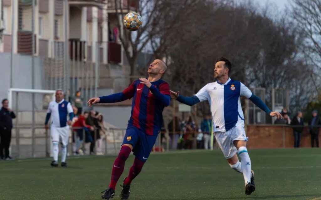 Agrupación de Jugadores del FC Barcelona y de la Asociación de Veteranos del RCD Espanyol se vuelven a unir en el campo a favor de la ONG Oído Colina