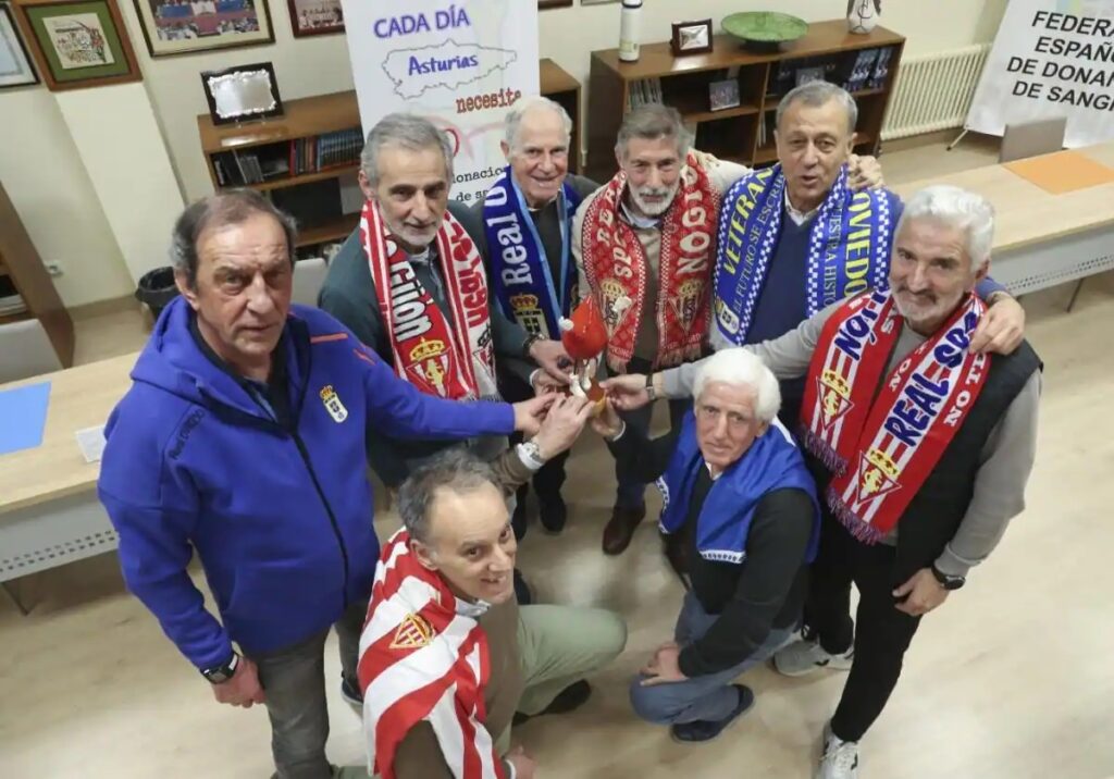Los veteranos del Sporting y el Real Oviedo colaboran con distintas entidades y reivindican la normalidad en el derbi
