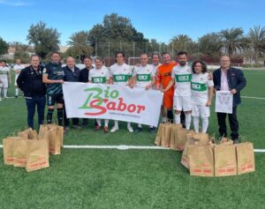 Los veteranos del Elche CF y de la UD Almería no faltan a la cita de la solidaridad en el Club Natación Almería
