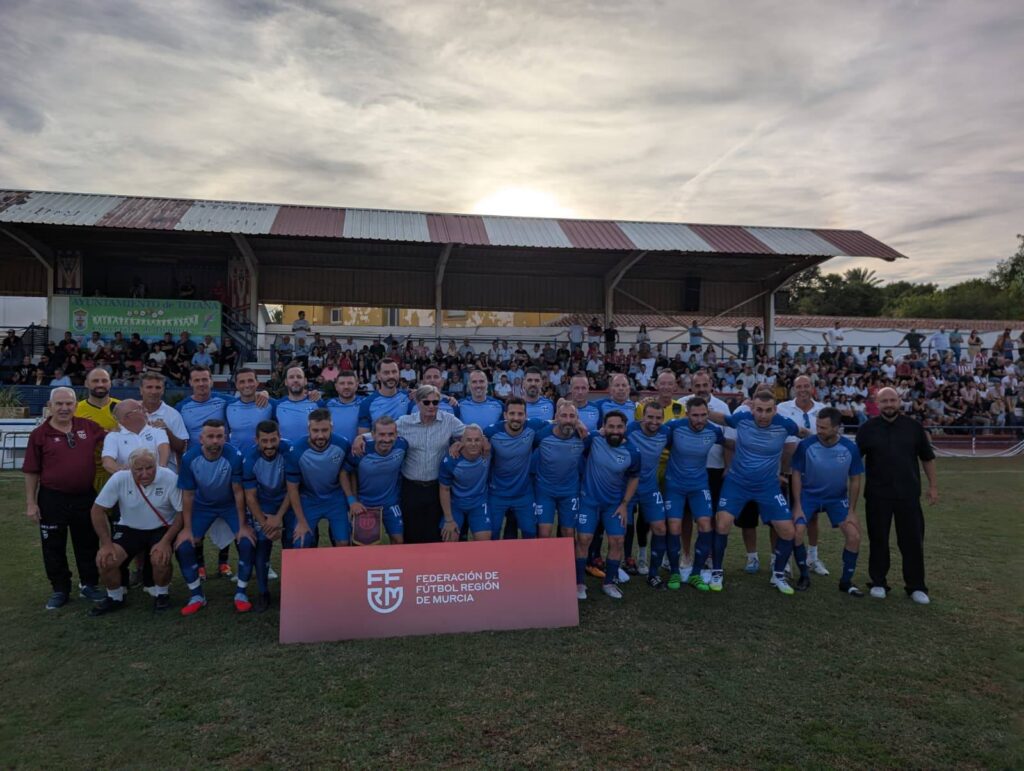 El equipo de veteranos del Athletic Club participan en Partido benéfico en Totana para recaudar fondos contra la ELA
