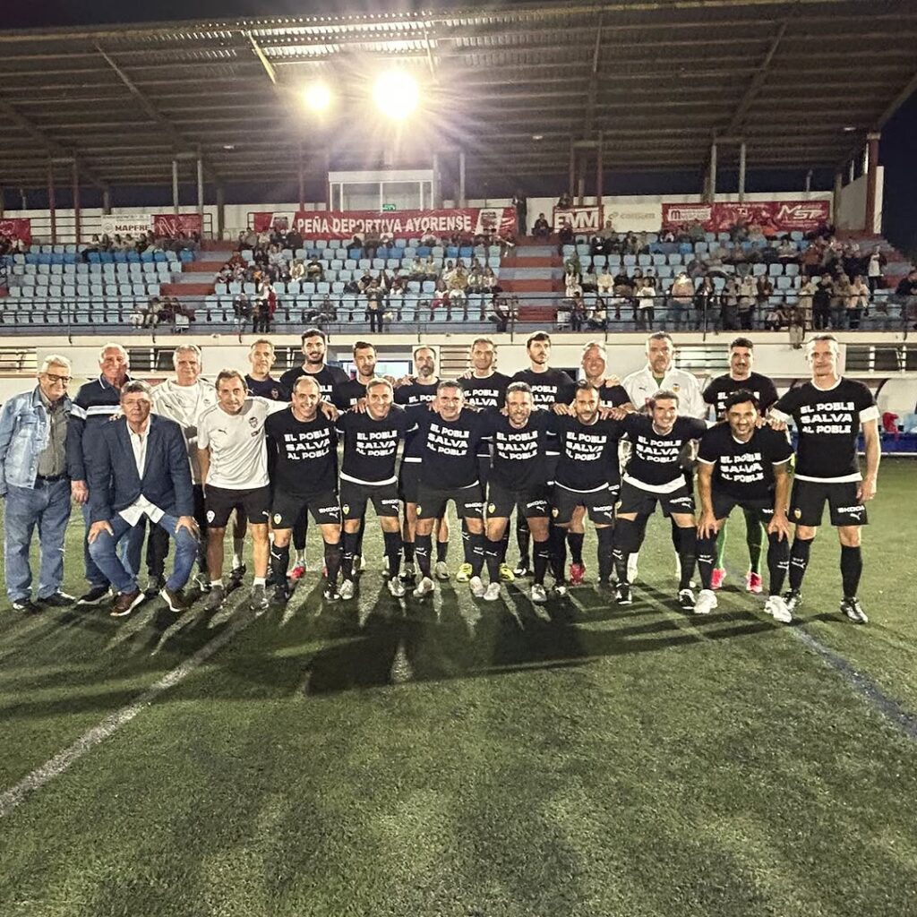 Las Leyendas del Valencia CF y la Peña Deportiva Ayorense celebran 75 años de fútbol en Ayora con un sentido homenaje a las víctimas de la DANA