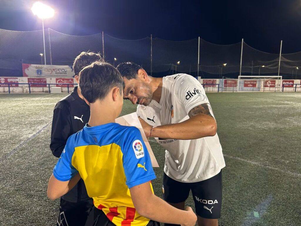 Las Leyendas del Valencia CF y la Peña Deportiva Ayorense celebran 75 años de fútbol en Ayora con un sentido homenaje a las víctimas de la DANA