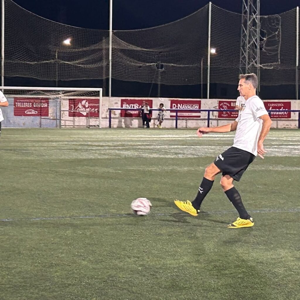 Las Leyendas del Valencia CF y la Peña Deportiva Ayorense celebran 75 años de fútbol en Ayora con un sentido homenaje a las víctimas de la DANA