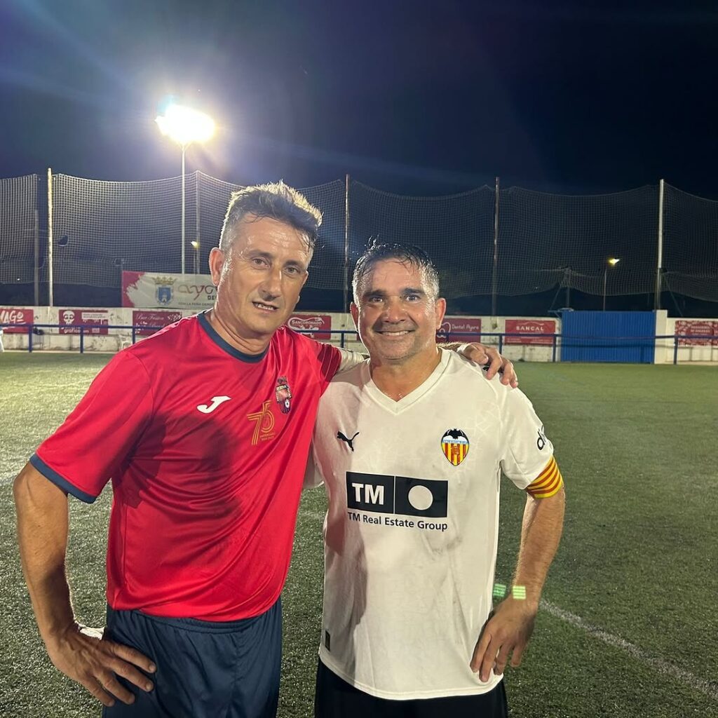 Las Leyendas del Valencia CF y la Peña Deportiva Ayorense celebran 75 años de fútbol en Ayora con un sentido homenaje a las víctimas de la DANA