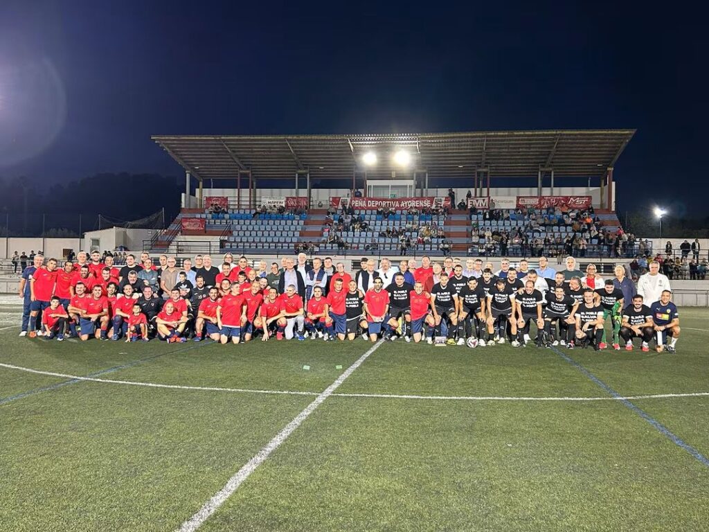 Las Leyendas del Valencia CF y la Peña Deportiva Ayorense celebran 75 años de fútbol en Ayora con un sentido homenaje a las víctimas de la DANA