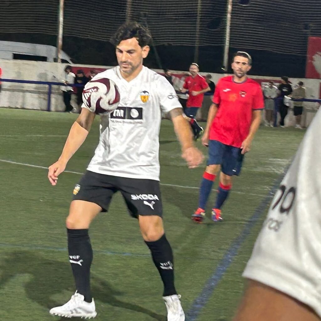 Las Leyendas del Valencia CF y la Peña Deportiva Ayorense celebran 75 años de fútbol en Ayora con un sentido homenaje a las víctimas de la DANA