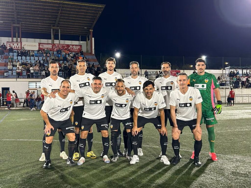 Las Leyendas del Valencia CF y la Peña Deportiva Ayorense celebran 75 años de fútbol en Ayora con un sentido homenaje a las víctimas de la DANA