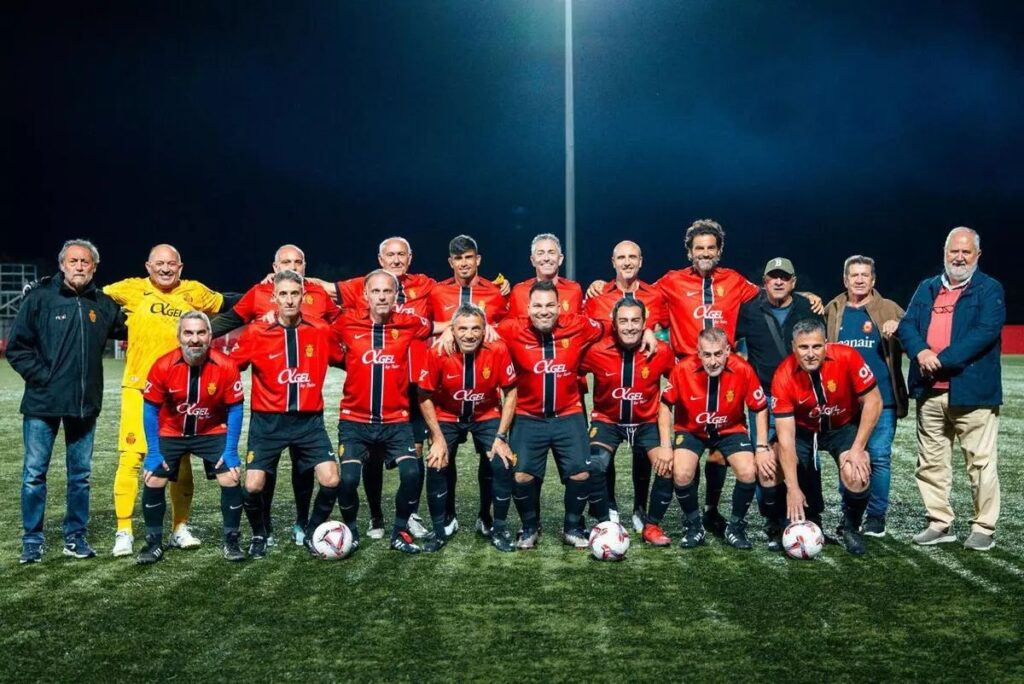 Los veteranos del RCD Mallorca disfrutan de un partido amistoso contra el P. E. Sant Jordi de Ibiza