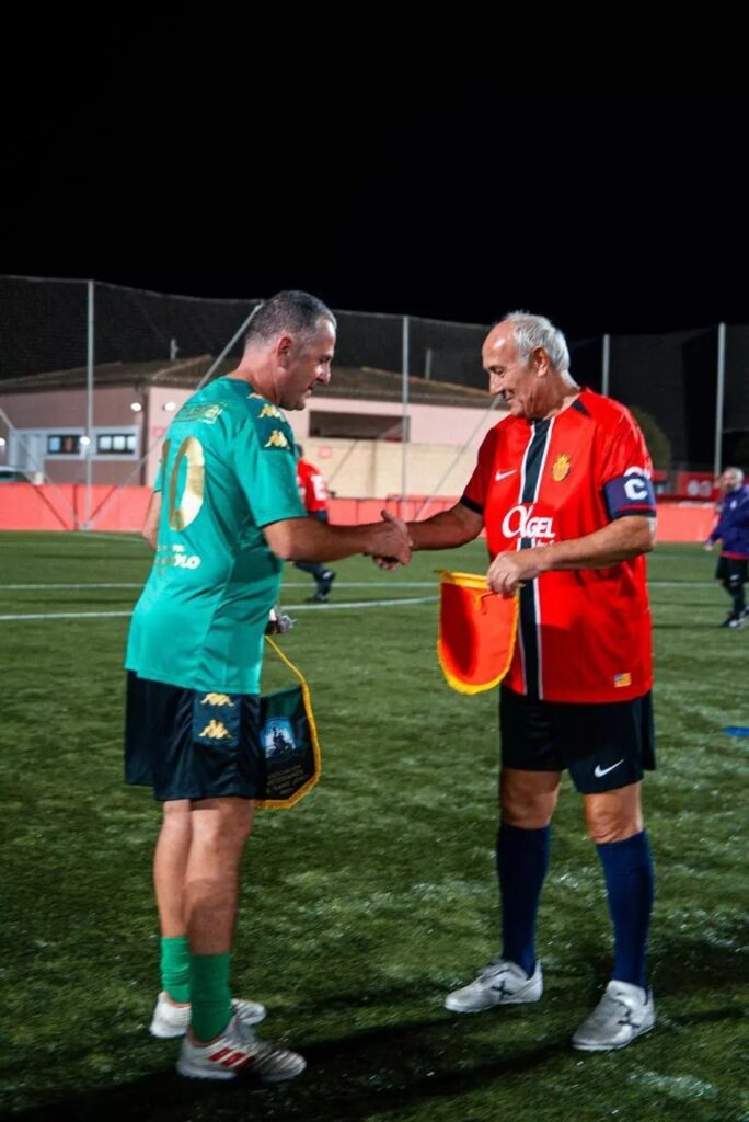 Los veteranos del RCD Mallorca disfrutan de un partido amistoso contra el P. E. Sant Jordi de Ibiza
