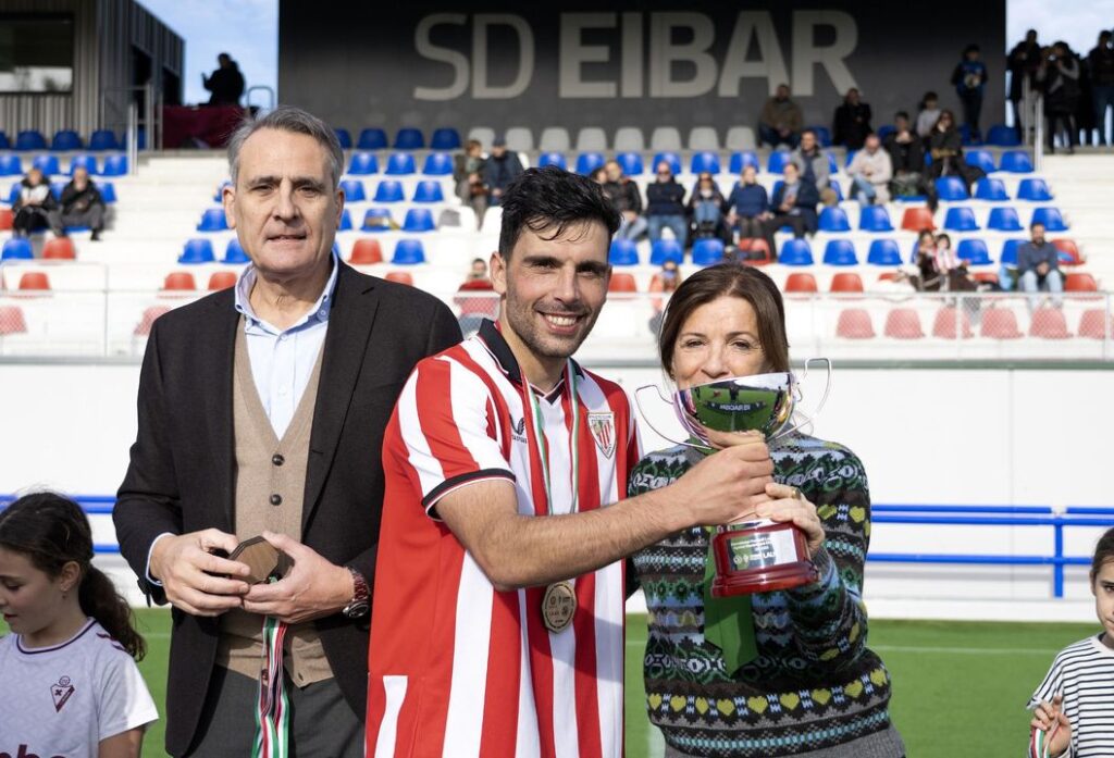 El Trofeo Internacional Leyendas del Fútbol contra el Racismo y la Discriminación reunió a los veteranos de la SD Eibar, Athletic, Real Sociedad y FC ONU