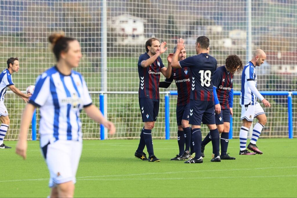 El Trofeo Internacional Leyendas del Fútbol contra el Racismo y la Discriminación reunió a los veteranos de la SD Eibar, Athletic, Real Sociedad y FC ONU