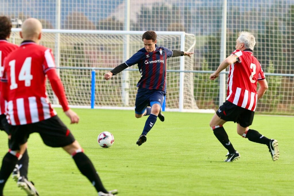 El Trofeo Internacional Leyendas del Fútbol contra el Racismo y la Discriminación reunió a los veteranos de la SD Eibar, Athletic, Real Sociedad y FC ONU